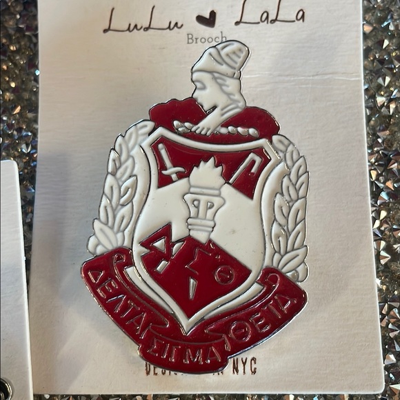 Delta Red and White Crest Brooch - Picture 1 of 2